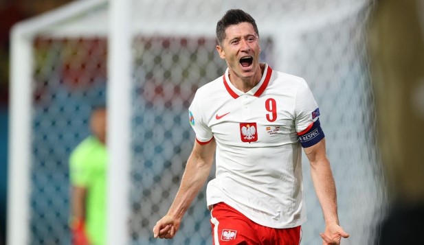 Роберт Левандовски бе големият герой в мача с Испания от група “Е” bet365