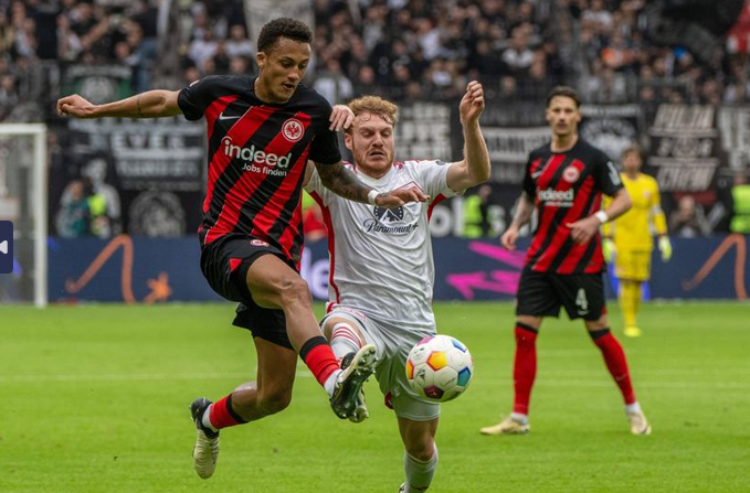 Айнтрахт (Франкфурт) и Унион (Берлин) завършиха наравно 0:0 в мача си от 27-ия кръг на Бундеслигата. "Орлите" пропуснаха шанса да осигурят трета поредна победа срещу съперника си. И двата отбора отправиха множество удари, общо 27 през целия мач. По-голямата част от тези изстрели обаче бяха извън целта, което доведе до непроменен резултат. Айнтрахт запазва позицията си на шесто място в класирането с 41 точки, докато Унион е на 12-о място с 29 точки. Всички мачове от Бундеслига са валидни за промоцията на bet365 Бонус Код, където може да спечелите бонус върху печалбата от множествен залог преди мач. Прочетете условията, които важат за спечелване на бонуса на страницата на bet365. Гледайте На Живо футболни мачове от всички краища на света с bet365 Live. Трябва да имате средства в сметката си или да сте направили залог в последните 24 часа, за да се класирате. Футболни прогнози от bet-bg.com Ако все още нямаш профил в bet365, направи своята bet365 регистрация сега и вземи нов бонус код 2020! Следвайте всички спортни залози и прогнози за Футбол само по bet365. Следете разнообразни спортове с bet365 oferta в реално време с Мач На Живо. Тази bet365 bet365 bonus услуга Ви дава възможност да сте информирани за всичко по всяко време с bet365 login / bet365 регистрация. Насладете се на много спортове с бет365 бонус, включително Футбол, Баскетбол, Безйбол, Тенис, bet365 mobile и много други – след пряко предаване, това е най-добрият начин за проследяване на събитията с bet365 email. Футболни прогнози от bet-bg.com Ако все още нямаш профил в bet365, направи своята bet365 регистрация сега и вземи нов бонус код 2020! Графиките и текстът се обновяват непрекъснато, за да Ви направят част от събитието и конзолата bet365 live streaming показва всички важни моменти по време на мача. bet365 спортни залози За определени спортове ще се покаже графика, заедно с пазарите bet365 live chat, малко преди началото на срещата. Може да увеличавате или намалявате тази графика по всяко време чрез стрелката. Ако за събитие има Пряко Предаване, може да изберете да гледате картина или Мач На Живо, както и bet365 koeficienti и bet365 залози чрез двете полета в горната част на тази секция. Срещите залози, Футболни прогнози от bet-bg.com и коефициенти са достъпни и на bet365 mobile italia. Айнтрахт (Франкфурт) и Унион (Берлин) завършиха наравно 0:0 